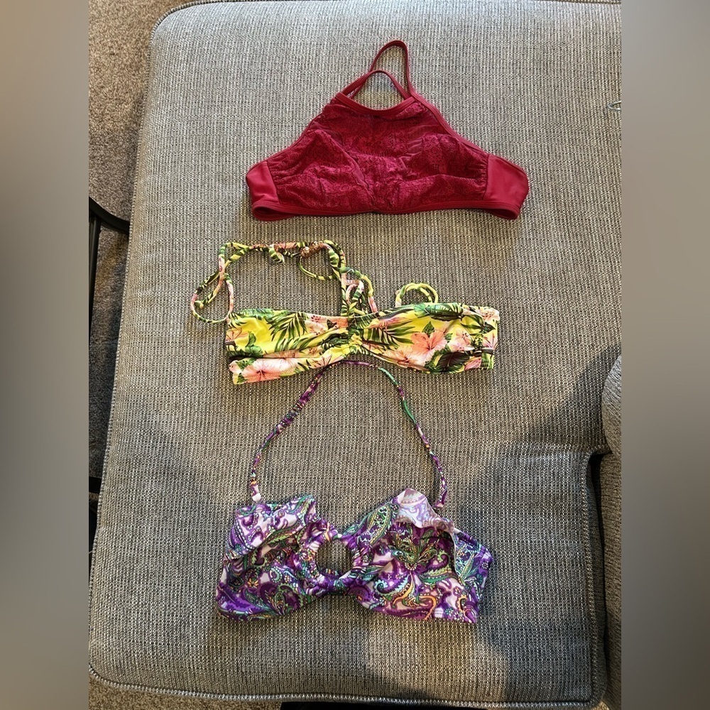 D01.11. 3 pack bikini tops Sz small.